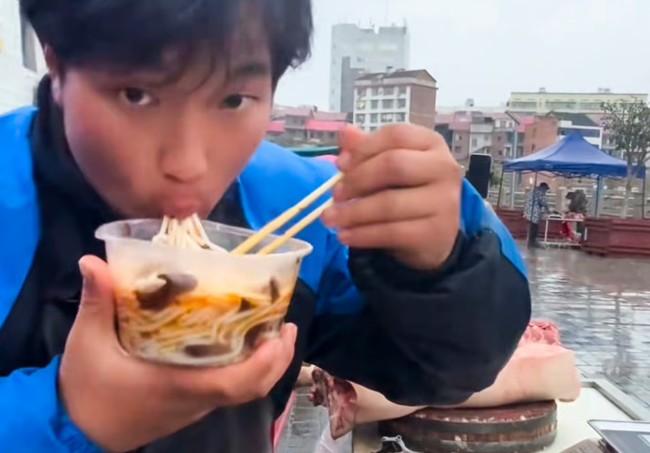중국에서 6명의 동생을 부양하기 위해 대학 진학까지 포기한 채 돼지고기 장사에 나선 21세 청년의 사연이 알려지며 온라인상에서 갑론을박이 벌어지고 있다. 더우인