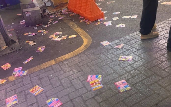 서울경찰청이 지난달 4일 서울 강남·서초구 일대 청소년에게 해로운 내용이 포함된 불법 전단지를 살포한 일당 및 관련된 유흥주점·인쇄소 업주 6명을 검거했다고 밝혔다. 2024.6.4 서울경찰청 제공