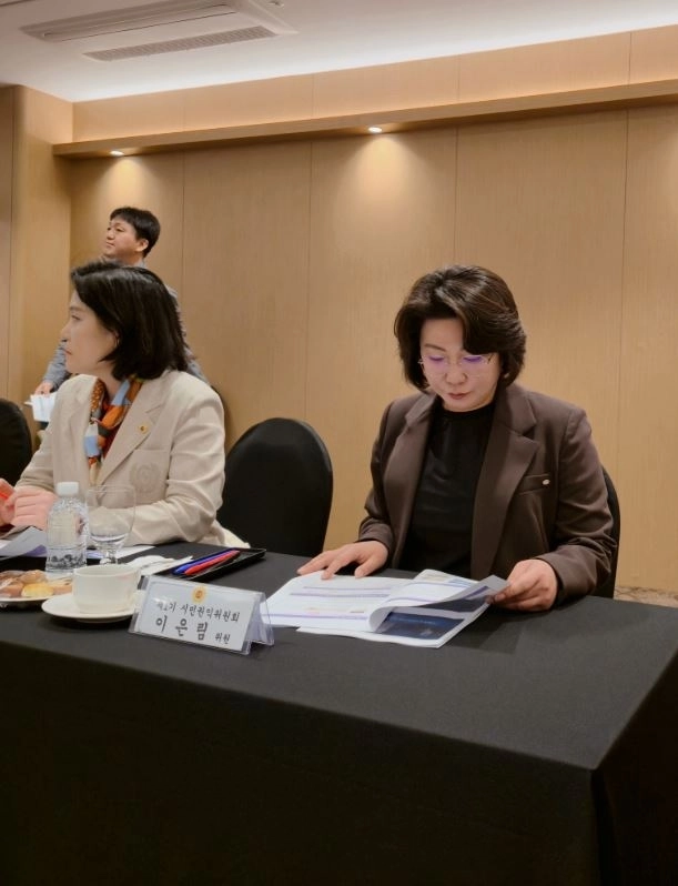 이은림 서울시의원(오른쪽에서 첫번째)이 지난 28일 ‘제1기 시민권익위원회 제3차 전체회의’에 참석해 민원처리 종합계획 및 연구용역 착수보고를 청취하고 있다. 서울시의회 제공