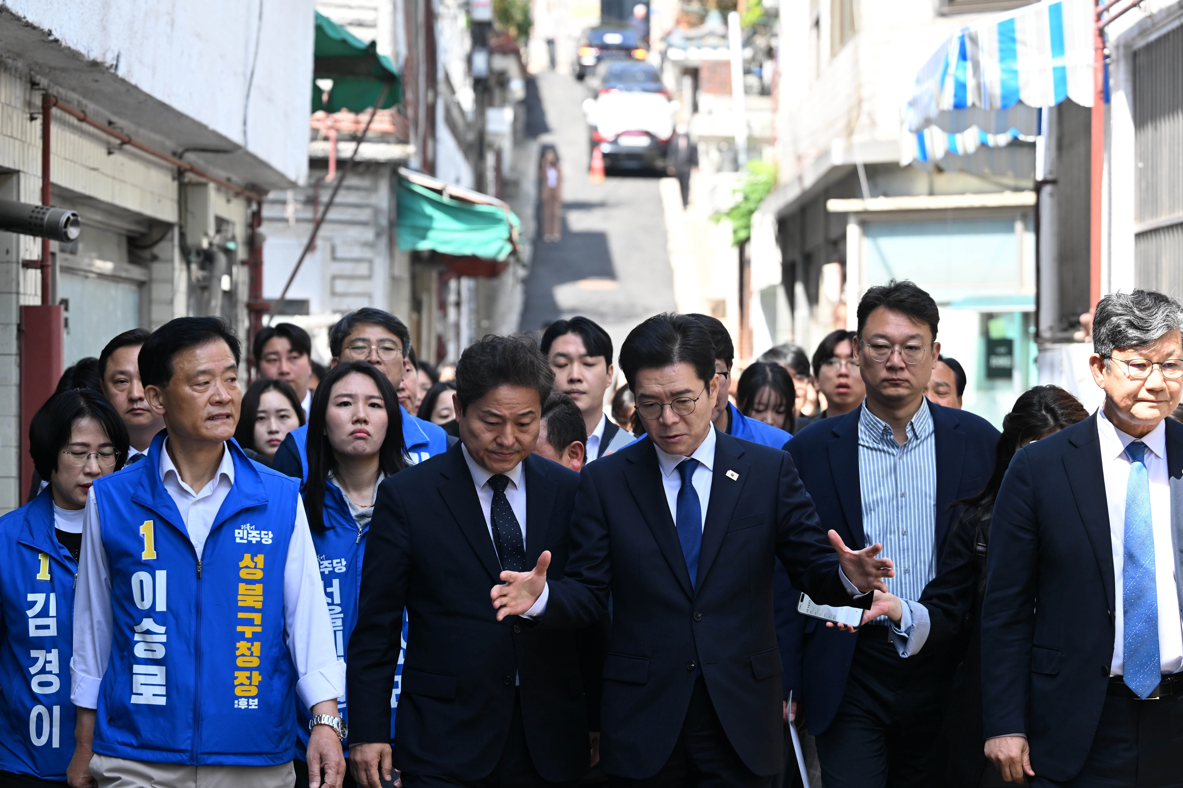 정원오 더불어민주당 서울시장 후보가 29일 서울 성북구 장위14 주택 재개발 구역을 찾아 부동산 공약 발표를 앞두고 현장을 점검하고 있다. 2026.4.29 홍윤기 기자