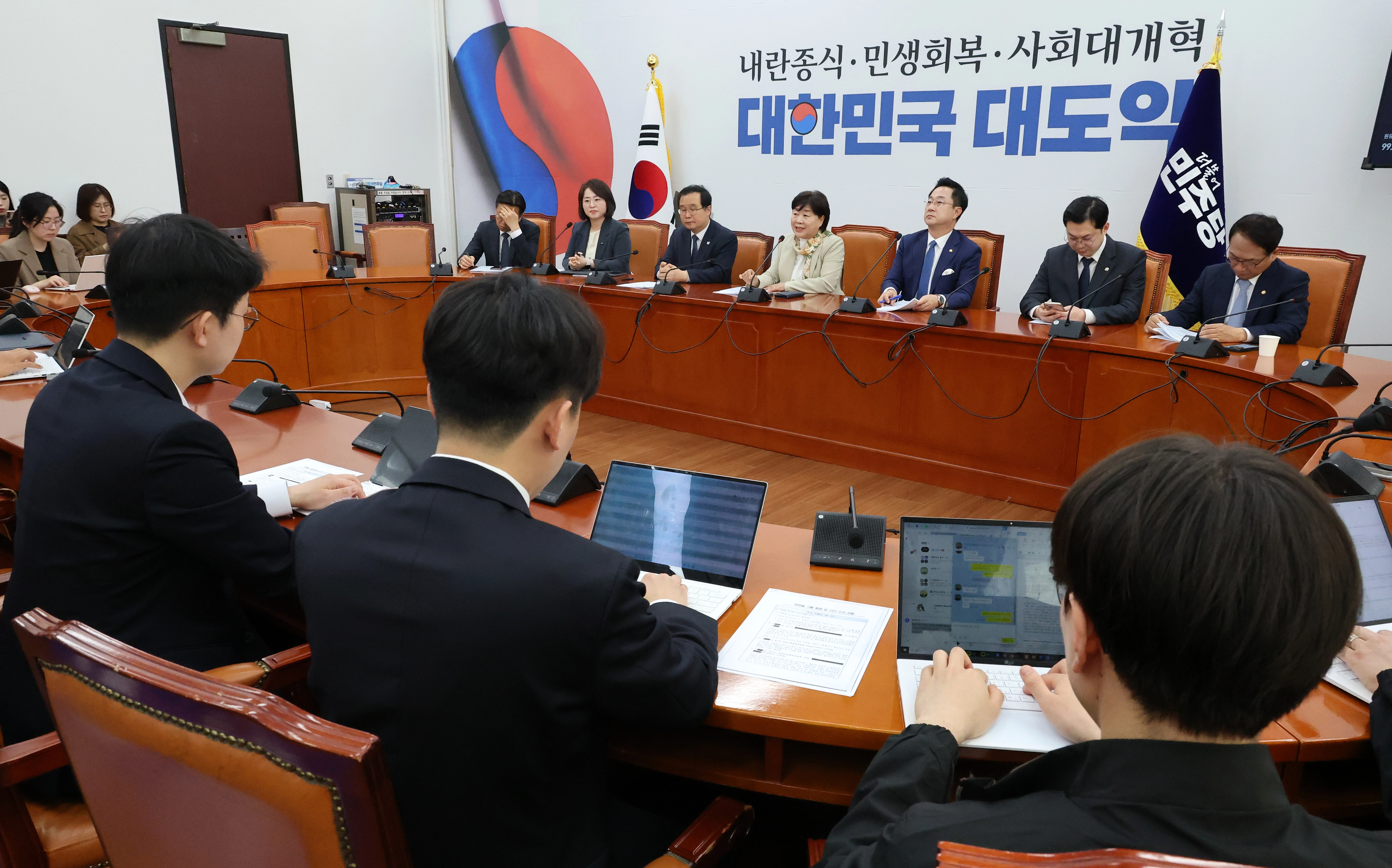 서영교 위원장이 29일 국회에서 열린 윤석열 정치검찰 조작기소 국조특위 민주당 위원 기자간담회에서 청문회 주요 성과를 밝히고 있다. 2026.4.29 연합뉴스