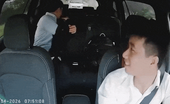 베트남 하노이에서 어린 딸을 태우고 생계를 위해 택시를 몰던 기사에게 한국인 승객이 아이에게 용돈을 건넨 사연이 알려지며 감동을 주고 있다. SNS 영상 갈무리