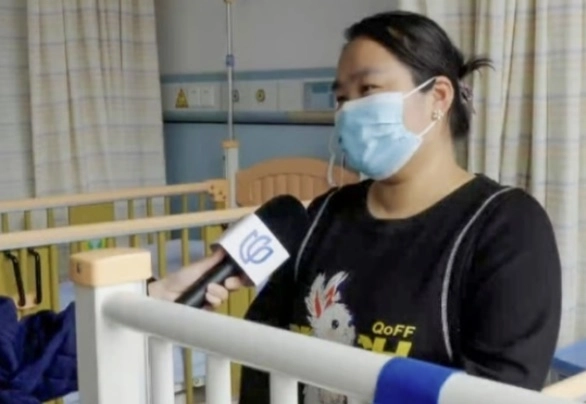 중국의 6세 남자아이 목에서 발견된 종양이 한때 ‘미발달 쌍둥이’로 잘못 알려져 현지에서 큰 화제가 됐다. 아이의 어머니가 현지 매체와 인터뷰하고 있는 모습. SCMP 캡처