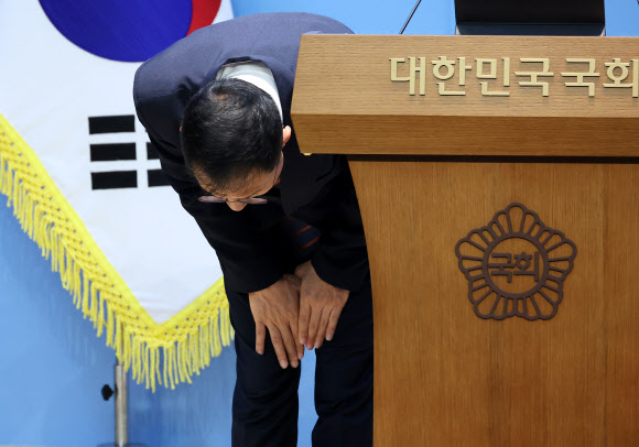 6·3 지방선거에 출마한 더불어민주당 울산시장 후보 김상욱 의원이 29일 국회 소통관에서 제22대 국회의원직 사직 의사를 밝힌 뒤 고개 숙여 인사하고 있다. 2026.4.29 연합뉴스
