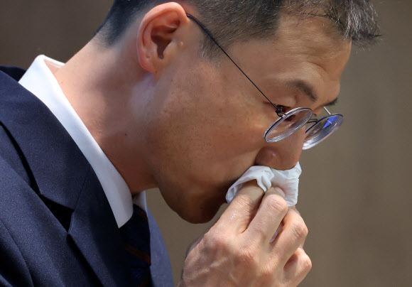 6·3 지방선거에 출마한 더불어민주당 울산시장 후보 김상욱 의원이 29일 국회 소통관에서 제22대 국회의원직 사직 의사를 밝히며 눈물을 훔치고 있다. 2026.4.29 연합뉴스