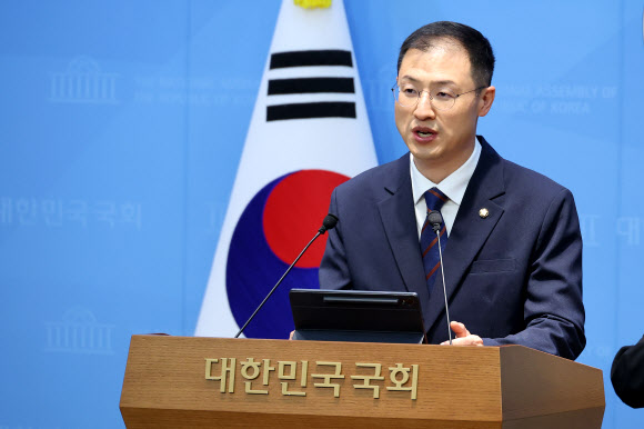 6·3 지방선거에 출마한 더불어민주당 울산시장 후보 김상욱 의원이 29일 국회 소통관에서 제22대 국회의원직 사직 의사를 밝히고 있다. 2026.4.29 연합뉴스
