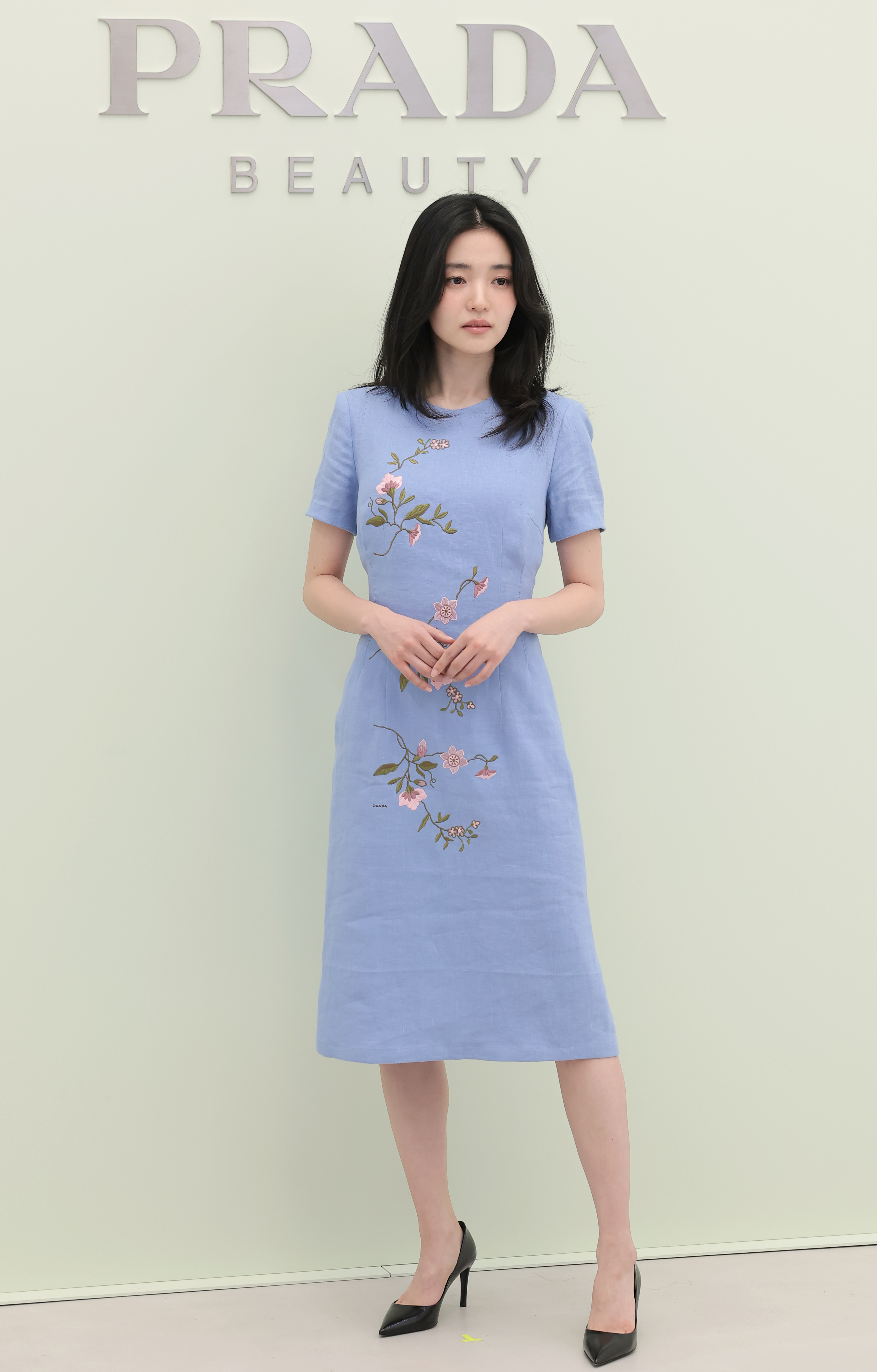 배우 김태리가 29일 서울 성동구 OWF스튜디오에서 진행된 프라다 뷰티의 ‘프라다 터치 블러쉬’ 출시 기념 포토 행사에서 포즈를 취하고 있다. 2026.4.29. 뉴스1