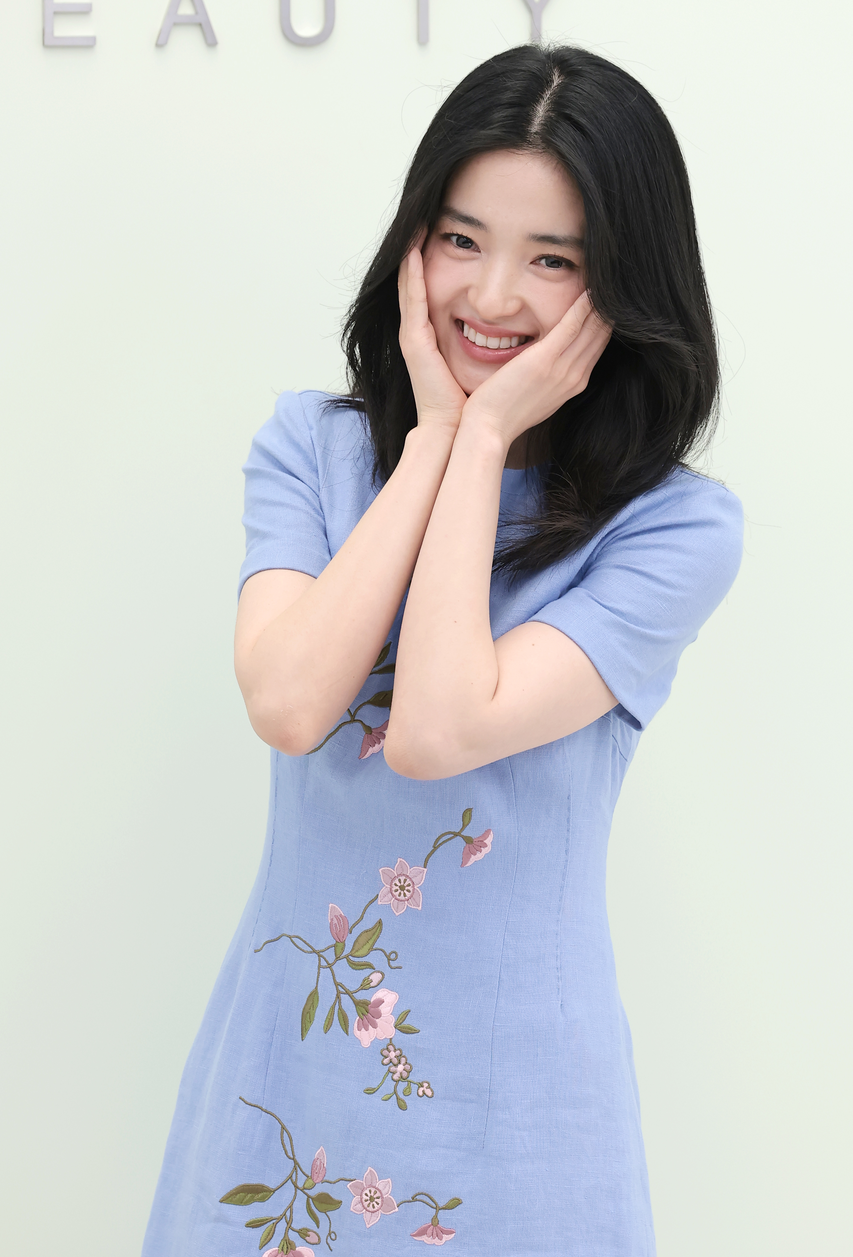 배우 김태리가 29일 서울 성동구 OWF스튜디오에서 진행된 프라다 뷰티의 ‘프라다 터치 블러쉬’ 출시 기념 포토 행사에서 포즈를 취하고 있다. 2026.4.29. 뉴스1