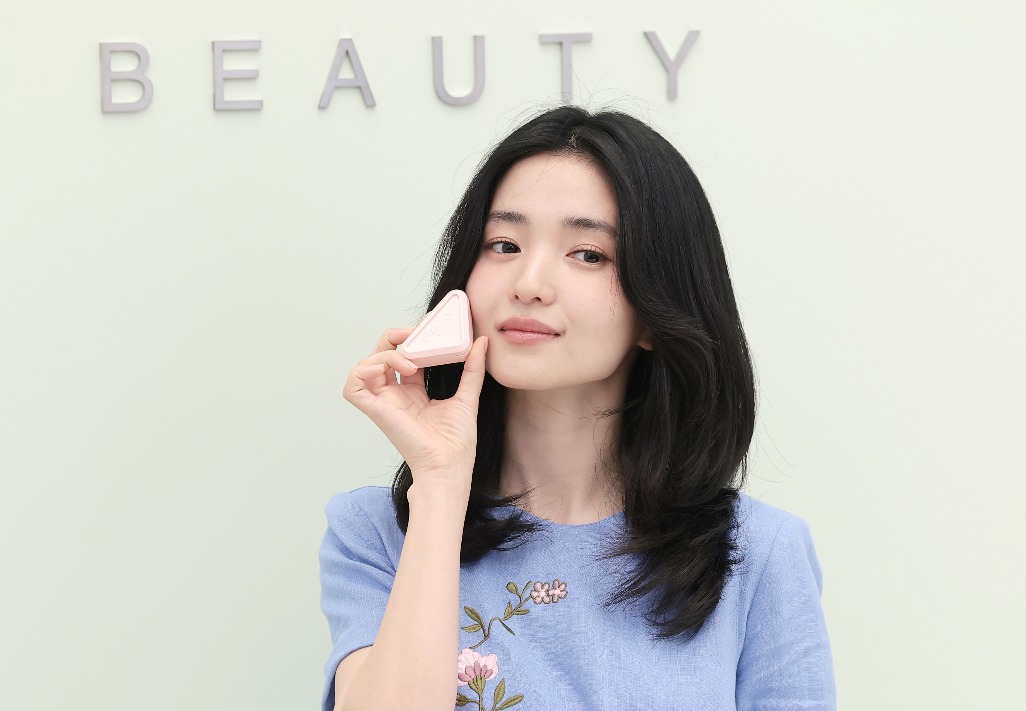 배우 김태리가 29일 서울 성동구 OWF스튜디오에서 진행된 프라다 뷰티의 ‘프라다 터치 블러쉬’ 출시 기념 포토 행사에서 포즈를 취하고 있다. 2026.4.29. 뉴스1