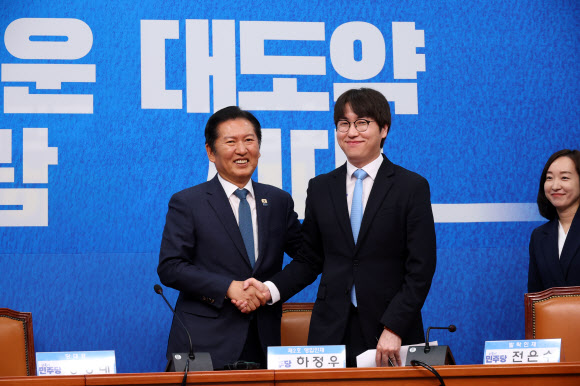 6·3 재보선에 격전지로 떠오른 부산 북구 갑 지역구에 출마할 것으로 예상되는 하정우 전 청와대 AI수석이 29일 국회에서 열린 더불어민주당 인재 영입식에서 더불어민주당 정청래 대표와 악수하고 있다. 2026.4.29  연합뉴스