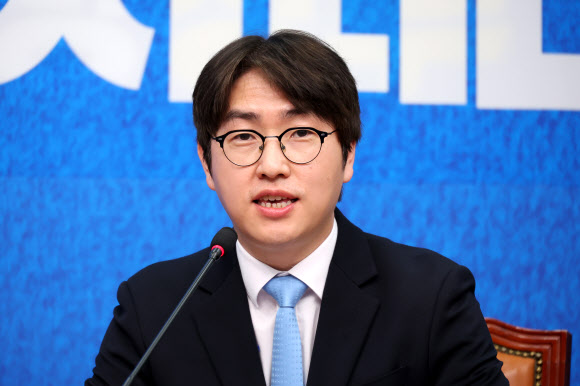 6·3 재보선에 격전지로 떠오른 부산 북구 갑 지역구에 출마할 것으로 예상되는 하정우 전 청와대 AI수석이 29일 국회에서 열린 더불어민주당 인재 영입식에서 발언하고 있다. 2026.4.29  연합뉴스
