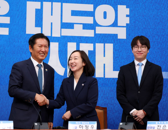 6·3 재보선에 격전지로 떠오른 충남 아산을에 출마할 것으로 보이는 전은수 전 청와대 대변인이 29일 국회에서 열린 더불어민주당 인재 영입식에서 더불어민주당 정청래 대표와 악수하고 있다.  전 전 대변인 오른쪽은 부산 북구 갑 지역구에 출마할 것으로 보이는 하정우 전 청와대 AI미래기획수석비서관. 2026.4.29  연합뉴스