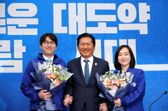 6·3 재보선에 격전지로 떠오른 부산 북구 갑 지역구에 출마할 것으로 예상되는 하정우 전 청와대 AI수석과 아산을에 출마할 것으로 보이는 전은수 전 청와대 대변인이 29일 국회에서 열린 더불어민주당 인재 영입식에서 꽃다발을 들고 더불어민주당 정청래 대표와 기념 촬영하고 있다. 2026.4.29  연합뉴스