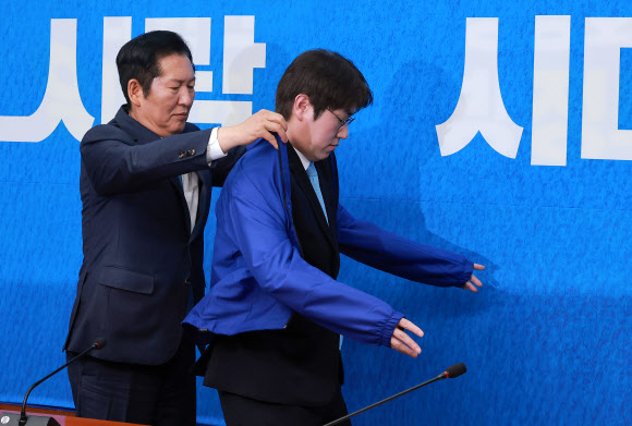 6·3 재보선에 격전지로 떠오른 부산 북구 갑 지역구에 출마할 것으로 예상되는 하정우 전 청와대 AI수석이 29일 국회에서 열린 더불어민주당 인재 영입식에서 정청래 대표로부터 파란 점퍼를 전달받고 있다. 2026.4.29  연합뉴스