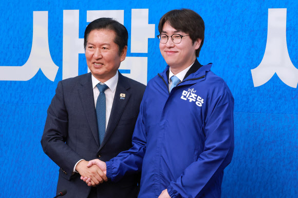 6·3 재보선에 격전지로 떠오른 부산 북구 갑 지역구에 출마할 것으로 예상되는 하정우 전 청와대 AI수석이 29일 국회에서 열린 더불어민주당 인재 영입식에서 정청래 대표로부터 파란 점퍼를 전달받은 뒤 기념 촬영하고 있다. 2026.4.29  연합뉴스