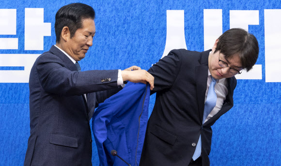 6·3 재보선에 격전지로 떠오른 부산 북구 갑 지역구에 출마할 것으로 예상되는 하정우 전 청와대 AI수석이 29일 국회에서 열린 더불어민주당 인재 영입식에서 정청래 대표에게 민주당의 상징 ‘파란 점퍼’를 전달받아 입고 있다. 2026.4.29 연합뉴스