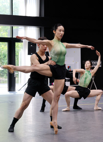 29일 서울 용산구 노들섬 서울시발레단 스튜디오에서 창작 발레 ‘인 더 뱀부 포레스트’ 출연진이 공연 일부를 시연하고 있다. 이 공연은 5월 15일부터 17일까지 세종문화회관에서 열린다. 2026.4.29  연합뉴스