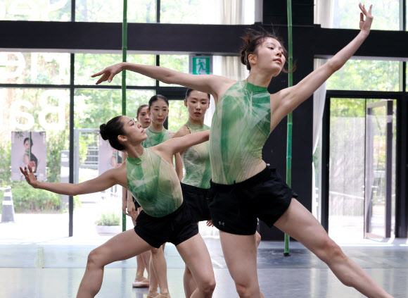 29일 서울 용산구 노들섬 서울시발레단 스튜디오에서 창작 발레 ‘인 더 뱀부 포레스트’ 출연진이 공연 일부를 시연하고 있다. 이 공연은 5월 15일부터 17일까지 세종문화회관에서 열린다. 2026.4.29  연합뉴스