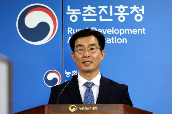 성제훈 농촌진흥청 국립농업과학원장이 29일 세종시 정부세종청사에서 ‘전용 사료 기반 누에 스마트 생산시스템’에 대해 브리핑하고 있다. 2026.4.29 연합뉴스