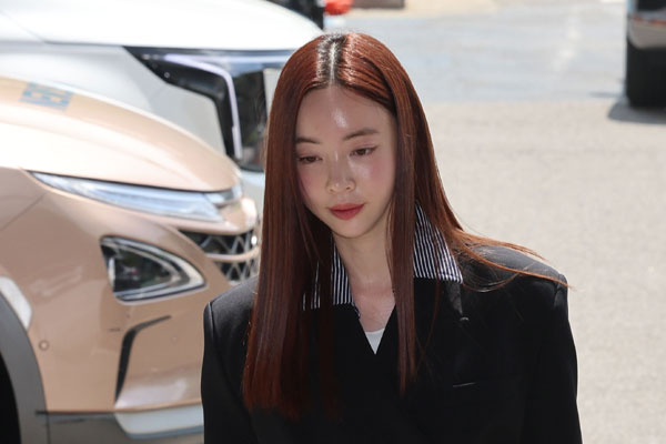 필라테스 강사 겸 인플루언서 양정원이 29일 서울 강남구 강남경찰서에 사기 및 가맹사업법 위반 혐의 피의자 신분으로 출석하고 있다. 2026.04.29. 뉴시스