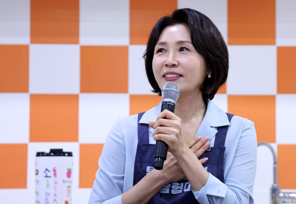 김혜경 여사가 29일 서울 광진구 어린이대공원 상상나라에서 열린 당원병 환아를 위한 희망 쿠키 굽기 행사에서 인사말을 하고 있다. 2026.4.29  청와대통신사진기자단