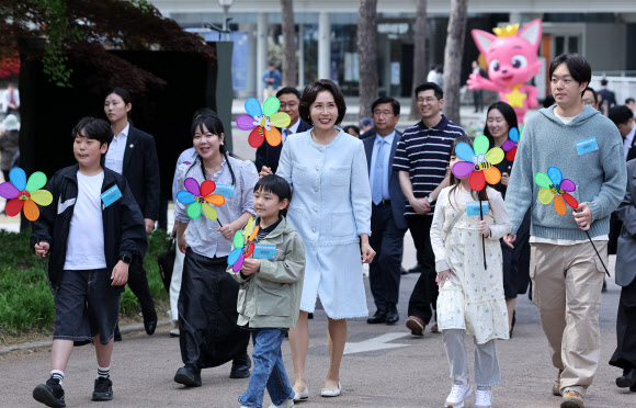 김혜경 여사가 29일 서울 광진구 어린이대공원에서 당원병 환아를 위한 희망 쿠키 만들기 행사 후 어린이들과 산책하고 있다. 2026.4.29  청와대통신사진기자단