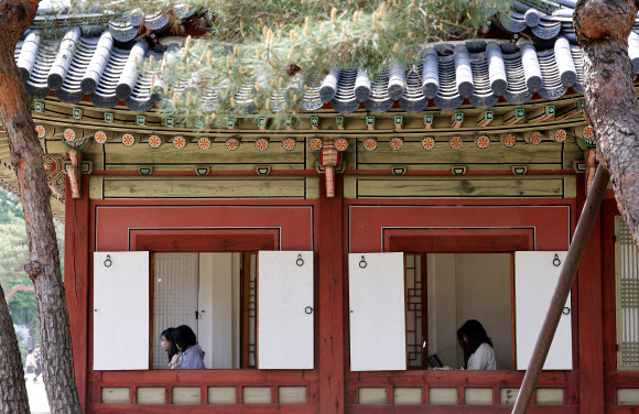 29일 서울 창경궁 영춘헌에서 열린 2026년 봄 궁중문화축전 ‘영춘헌, 봄의 서재’ 체험 시민들이 책을 읽고 있다. 2026.4.29  연합뉴스