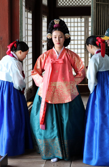 29일 서울 창경궁 통명전에서 열린 2026년 봄 궁중문화축전 ‘왕비의 취향’ 체험 행사에 왕비로 분장한 관계자가 입장하고 있다. 2026.4.29  연합뉴스