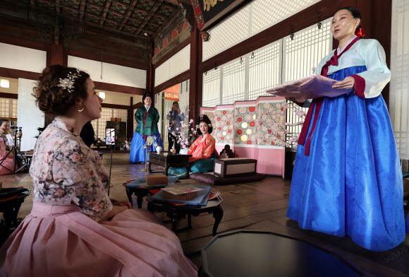 29일 서울 창경궁 통명전에서 열린 2026년 봄 궁중문화축전 ‘왕비의 취향’ 참가 외국인이 왕비와 상궁이 등장하는 상황극을 관람하고 있다. 2026.4.29  연합뉴스