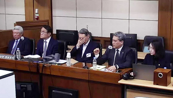 고위공직자범죄수사처 체포방해 등 혐의로 기소된 윤석열 전 대통령이 29일 서울 서초구 서울고등법원에서 열린 항소심 선고 공판에 출석해 얼굴을 만지고 있다. 서울고법 내란전담재판부인 형사1부는 이날 특수공무집행방해, 직권남용 권리행사방해 등 혐의로 재판에 넘겨진 윤 전 대통령에게 징역 7년을 선고했다. 2026.4.29  서울고법 제공