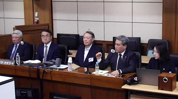 고위공직자범죄수사처 체포방해 등 혐의로 기소된 윤석열 전 대통령이 29일 서울 서초구 서울고등법원에서 열린 항소심 선고 공판에 출석해 있다. 서울고법 내란전담재판부인 형사1부는 이날 특수공무집행방해, 직권남용 권리행사방해 등 혐의로 재판에 넘겨진 윤 전 대통령에게 징역 7년을 선고했다. 2026.4.29  서울고법 제공