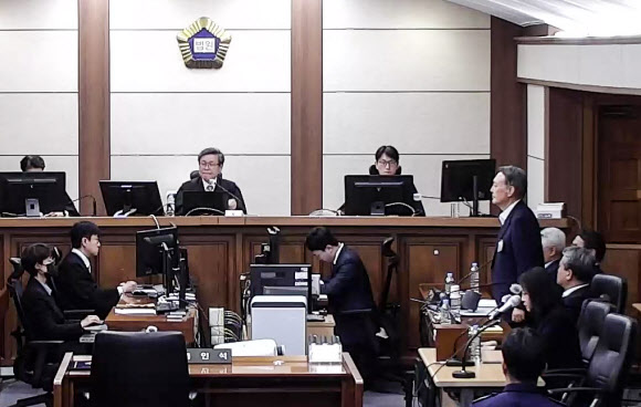 고위공직자범죄수사처 체포방해 등 혐의로 기소된 윤석열 전 대통령이 29일 서울 서초구 서울고등법원에서 열린 항소심 선고 공판에 출석해 있다. 서울고법 내란전담재판부인 형사1부는 이날 특수공무집행방해, 직권남용 권리행사방해 등 혐의로 재판에 넘겨진 윤 전 대통령에게 징역 7년을 선고했다. 2026.4.29  서울고법 제공
