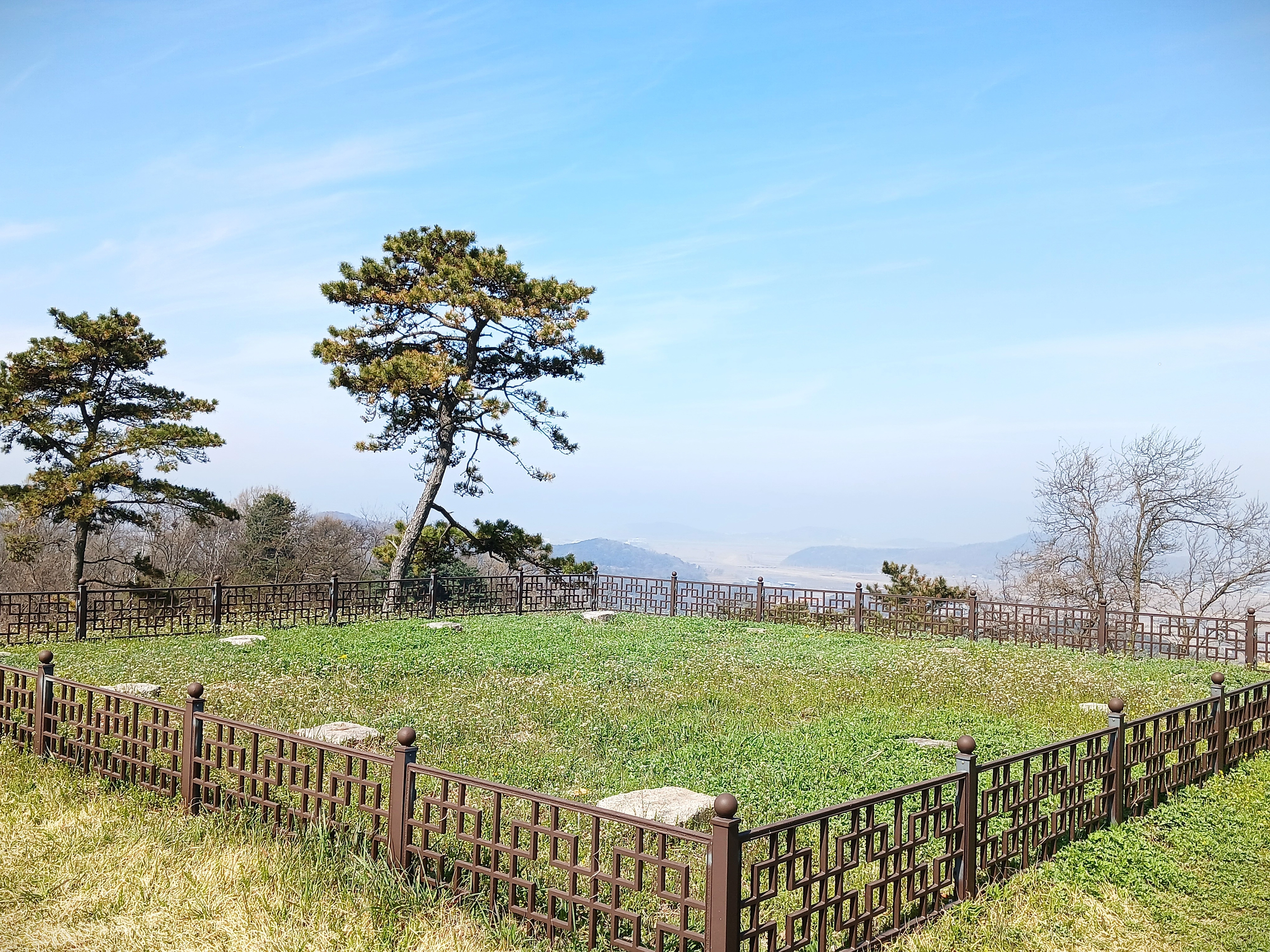 서해가 한눈에 바라보이는 당성 망해루 터. 군사용 장대였다가 훗날 누각으로 썼다. 
서동철 논설위원