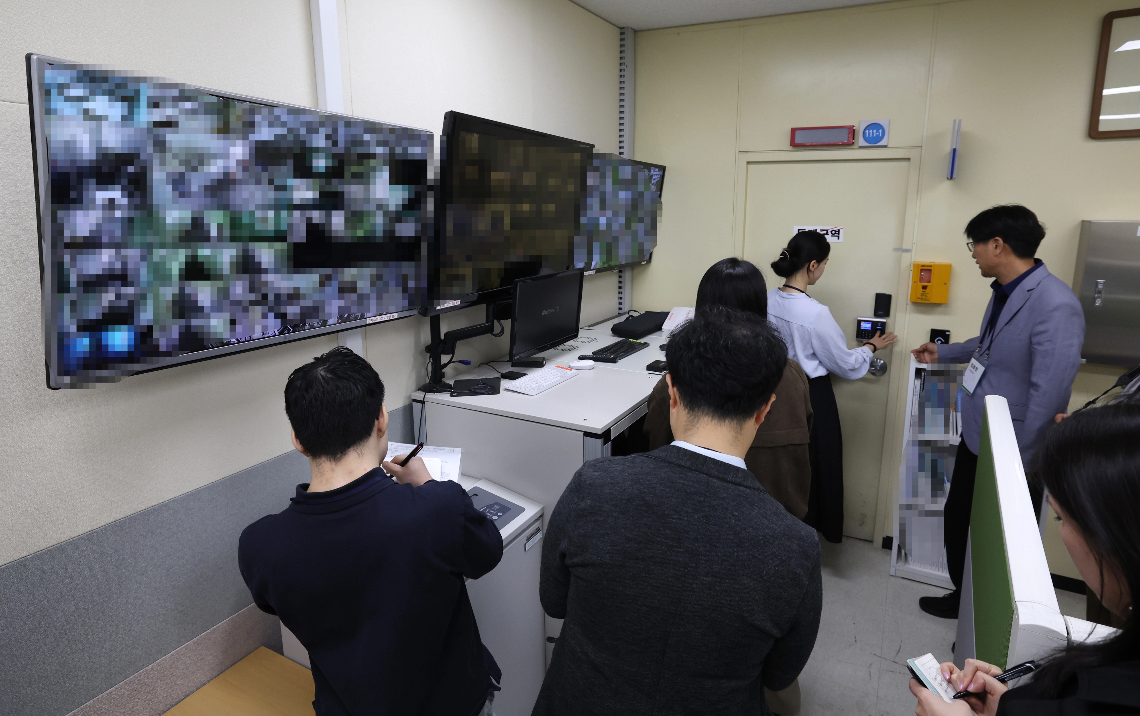 23일 폐쇄회로(CC)TV로 국가고시센터 내외부를 감시하고 있는 83개 모니터 모습. 인사혁신처 제공