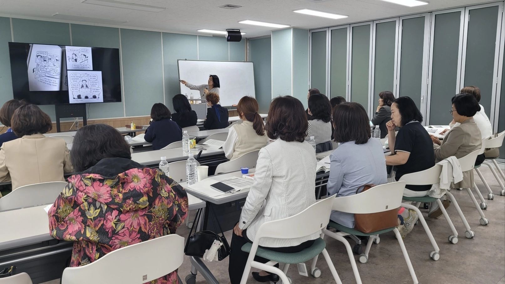 29일 동신대 ‘제3기 여성 리더십 최고위 과정’ 원우들이 엄유진 작가의 강연을 듣고 있다.