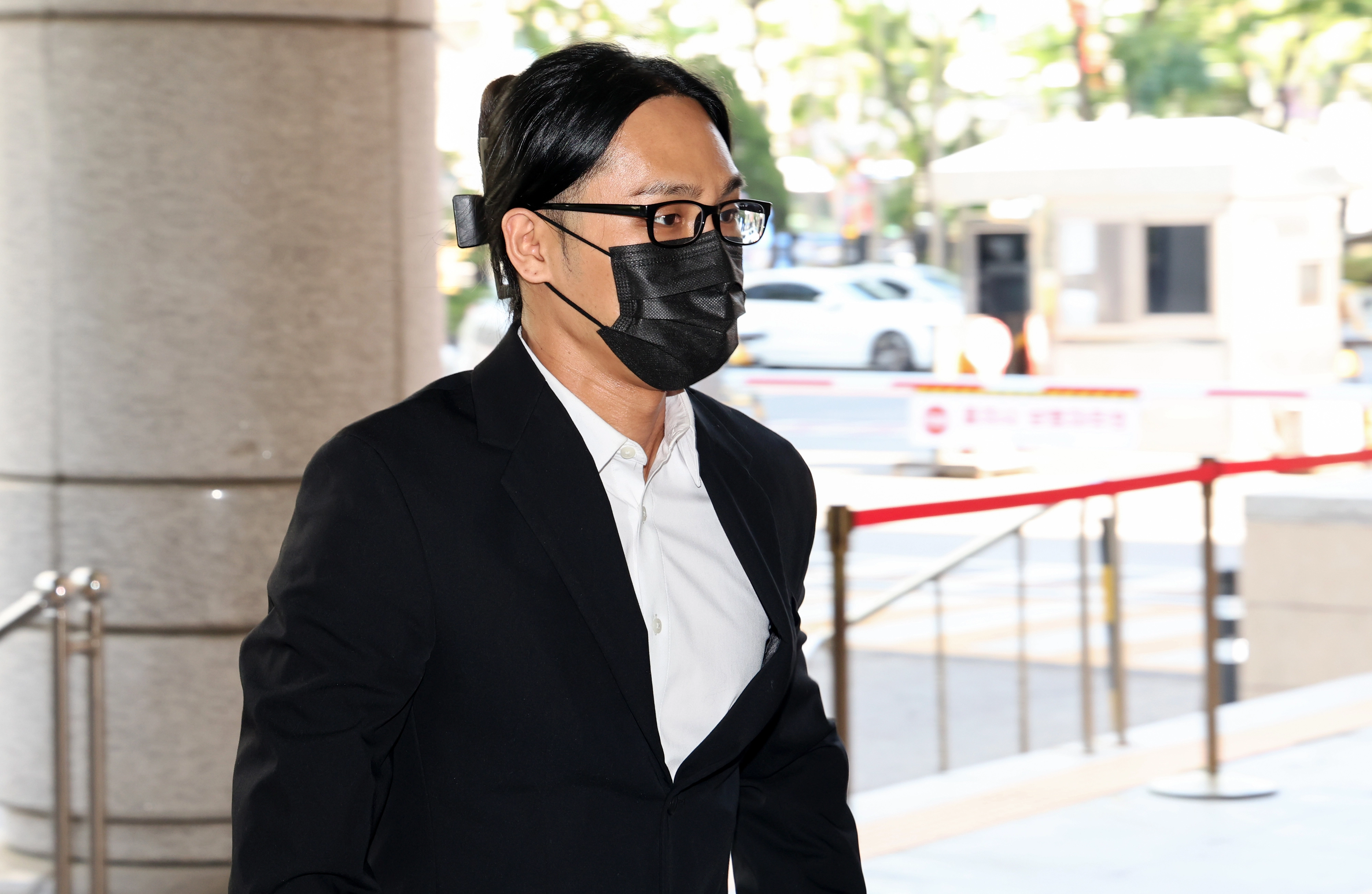 엑스터시와 대마 등 마약을 투약한 혐의로 재판에 넘겨져 1심에서 징역형 집행유예를 선고 받은 래퍼 식케이(본명 권민식)가 30일 오전 서울 마포구 서울서부지법에서 열린 항소심 선고공판에 출석하고 있다. 2026.4.30 뉴스1