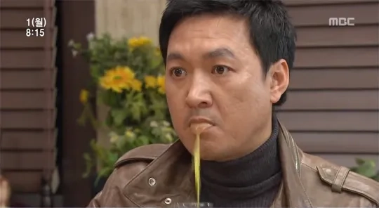2012년 MBC 아침드라마 ‘사랑했나봐’에서 충격적인 소식을 듣고 오렌지 주스를 그대로 뱉어내는 박동빈의 ‘주스 폭포’ 장면은 지금도 온라인 밈으로 쓰이며 사랑받고 있다. MBC 드라마 ‘사랑했나봐’ 방송화면 캡처