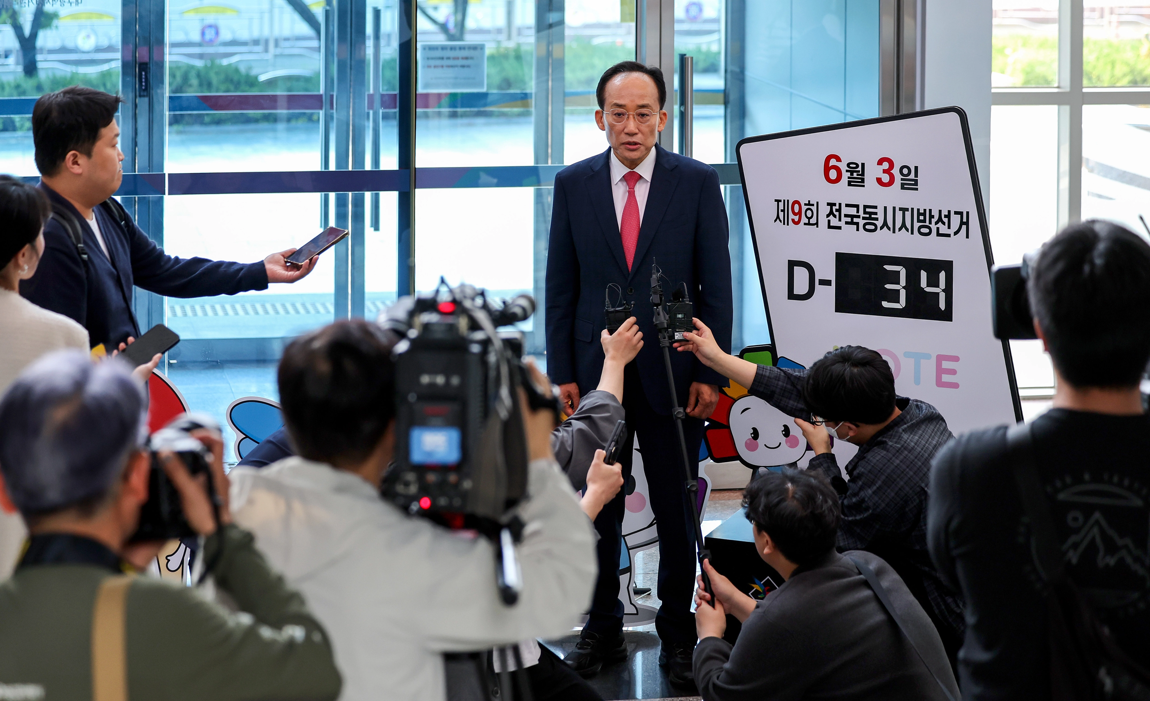 후보자 등록 소감 밝히는 추경호 전 의원  국민의힘 대구시장 후보인 추경호 전 경제부총리가 30일 오전 대구 서구 대구시선거관리위원회에서 6·3 지방선거 대구시장 예비후보자 등록을 마친 뒤 취재진 질문에 답하고 있다.  뉴시스