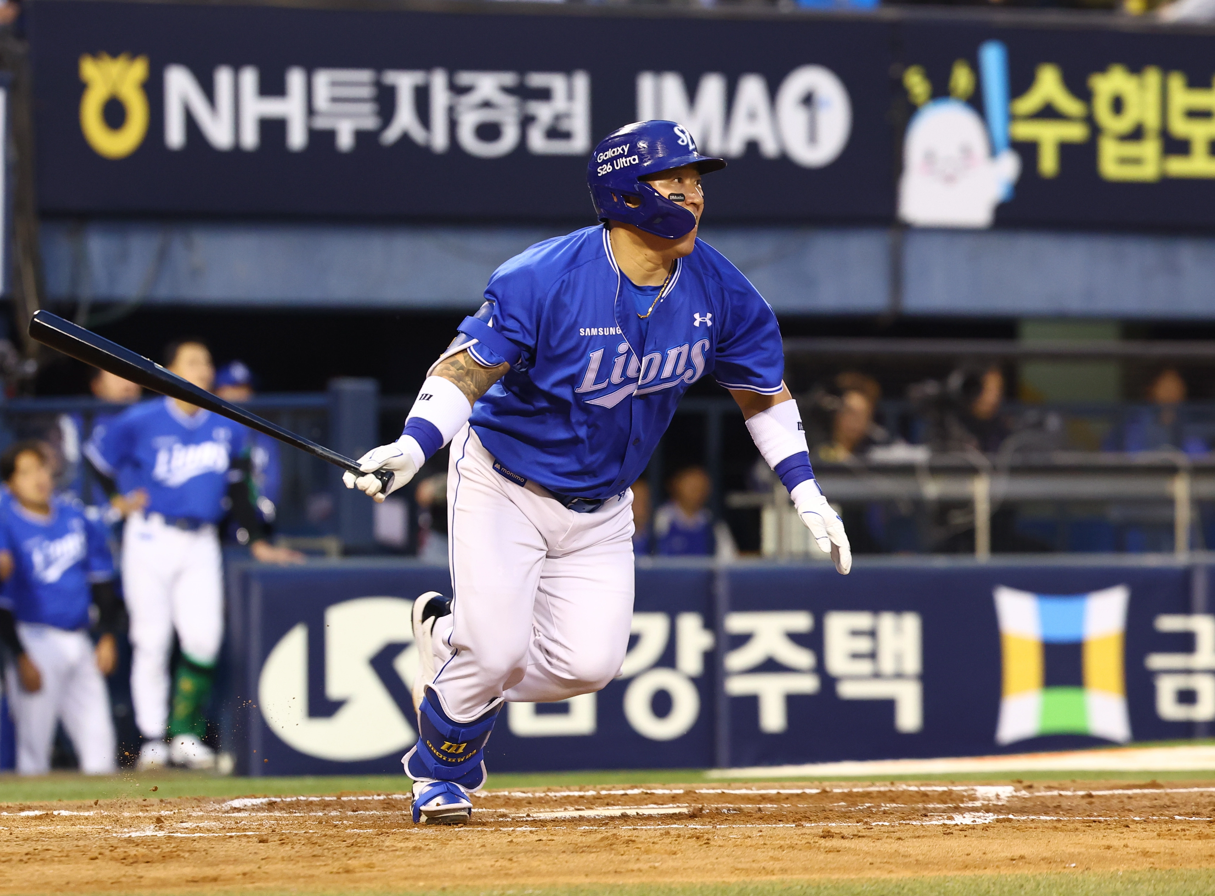 삼성 최형우가 28일 서울 송파구 잠실야구장에서 열린 두산 베어스와의 경기에서 1루타를 친 뒤 달려나가고 있다. 뉴시스