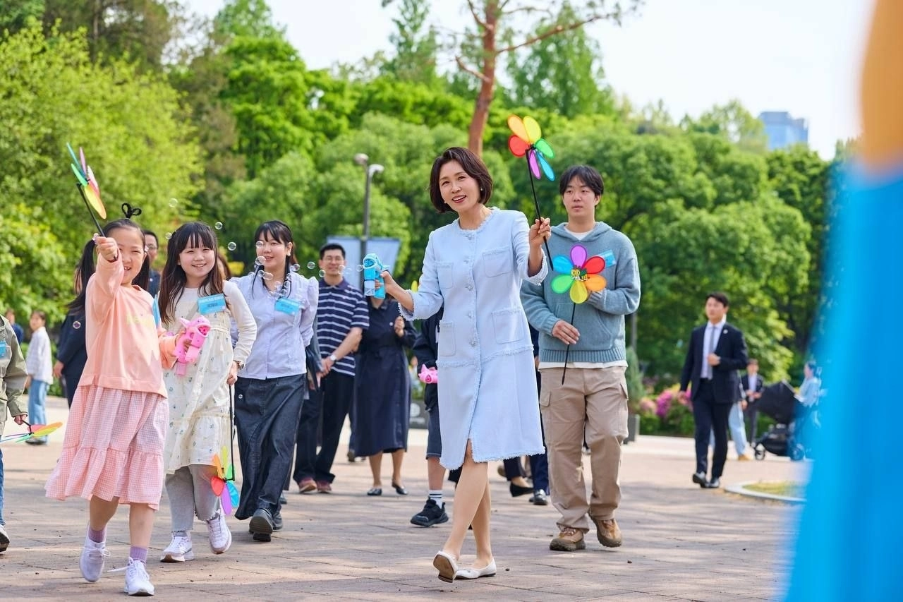 당원병 환아들과 바람개비를 날리는 김혜경 여사  김혜경 여사가 29일 서울 어린이대공원에서 당원병 환아 및 가족들과 무지개빛  바람개비를 날리며 즐거워하고 있다.
청와대 제공