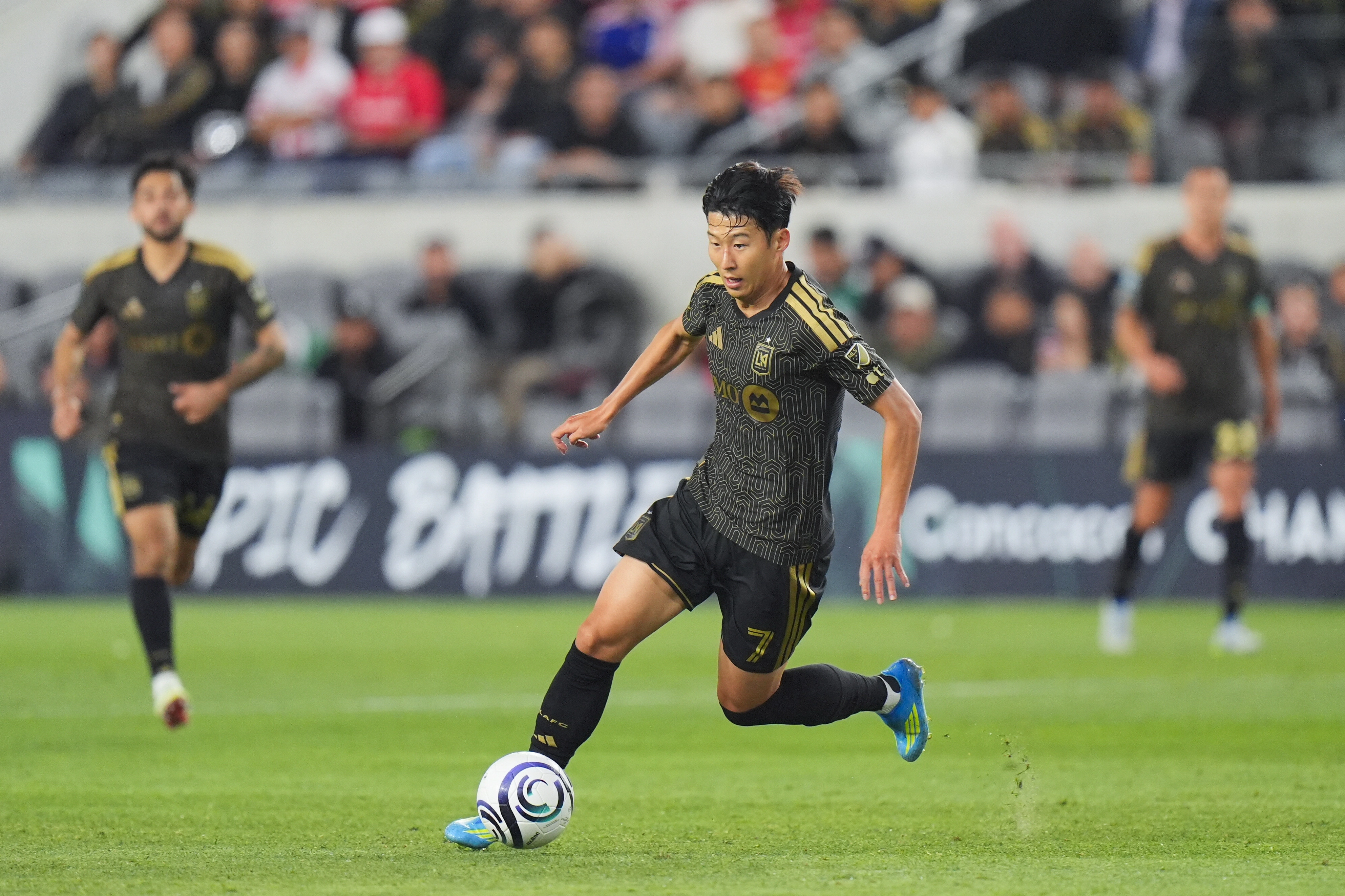 손흥민, 북중미컵 4강 1차전 2도움으로 승리 이끌어  LA FC 손흥민이 29일(현지 시간) 미 캘리포니아주 로스앤젤레스의 BMO 스타디움에서 열린 2026 북중미카리브축구연맹(CONCACAF) 챔피언스컵 4강 1차전  톨루카(멕시코)와 경기 중 공을 몰고 있다. 손흥민은 2개의 도움을 기록하며 팀의 2-1 승리를 이끌었다. 2026.04.30. LA AP 뉴시스