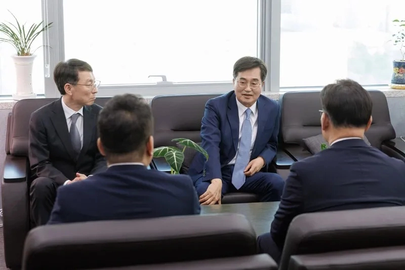 김동연 경기지사도 30일 경기도의회를 찾아 여야 대표에게 “도민 민생과 경제 상황을 고려할 때 추경이 통과돼야 한다”며 정치권의 결단을 촉구했다. (경기도 제공)