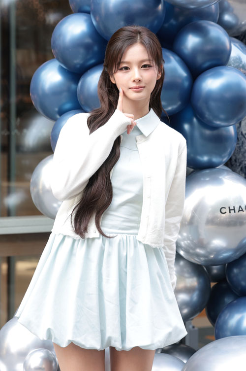 그룹 엔믹스(NMIXX) 설윤이 30일 서울 강남에서 열린 글로벌 모던 티 브랜드 CHAGEE(차지)의 플래그십 그랜드 오프닝 행사에 참석해 포즈를 취하고 있다.  2026.4.30 뉴스1