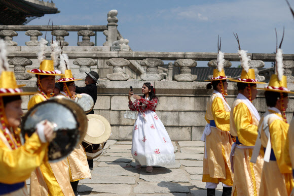 연휴를 앞둔 30일 서울 종로구 경복궁에서 관광객들이 시간을 보내고 있다. 2026.4.30  연합뉴스