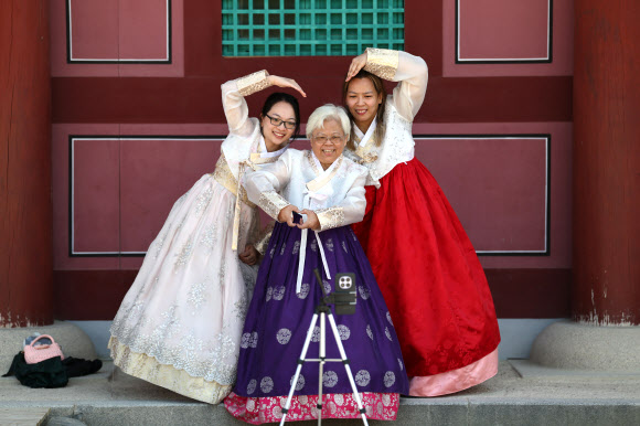 연휴를 앞둔 30일 서울 종로구 경복궁에서 관광객들이 시간을 보내고 있다. 2026.4.30  연합뉴스