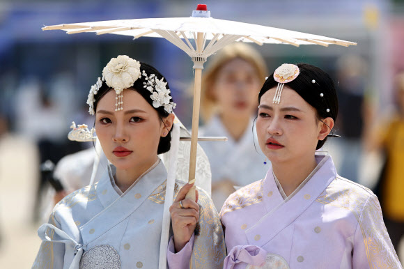 연휴를 앞둔 30일 서울 종로구 경복궁에서 관광객들이 시간을 보내고 있다. 2026.4.30  연합뉴스