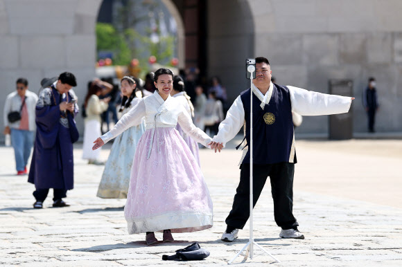 연휴를 앞둔 30일 경복궁에서 관광객들이 시간을 보내고 있다. 2026.4.30  연합뉴스