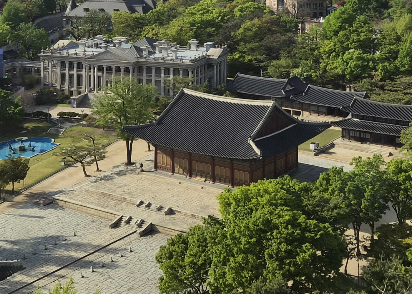 지난 23일 정동전망대에서 내려다본 덕수궁 중화전. 임금이 하례(賀禮)를 받거나 국가 행사를 거행하던 중화전은 광무 6년(1902년)에 지어졌으나 1904년 불에 타 버렸고, 1906년에 다시 지어졌다. 
김주연 기자