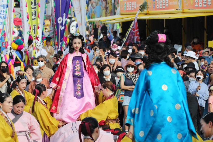 지난해 열린 ‘차전장군 노국공주 축제’에서 안동놋다리밟기 공연이 선보이고 있다. 안동시