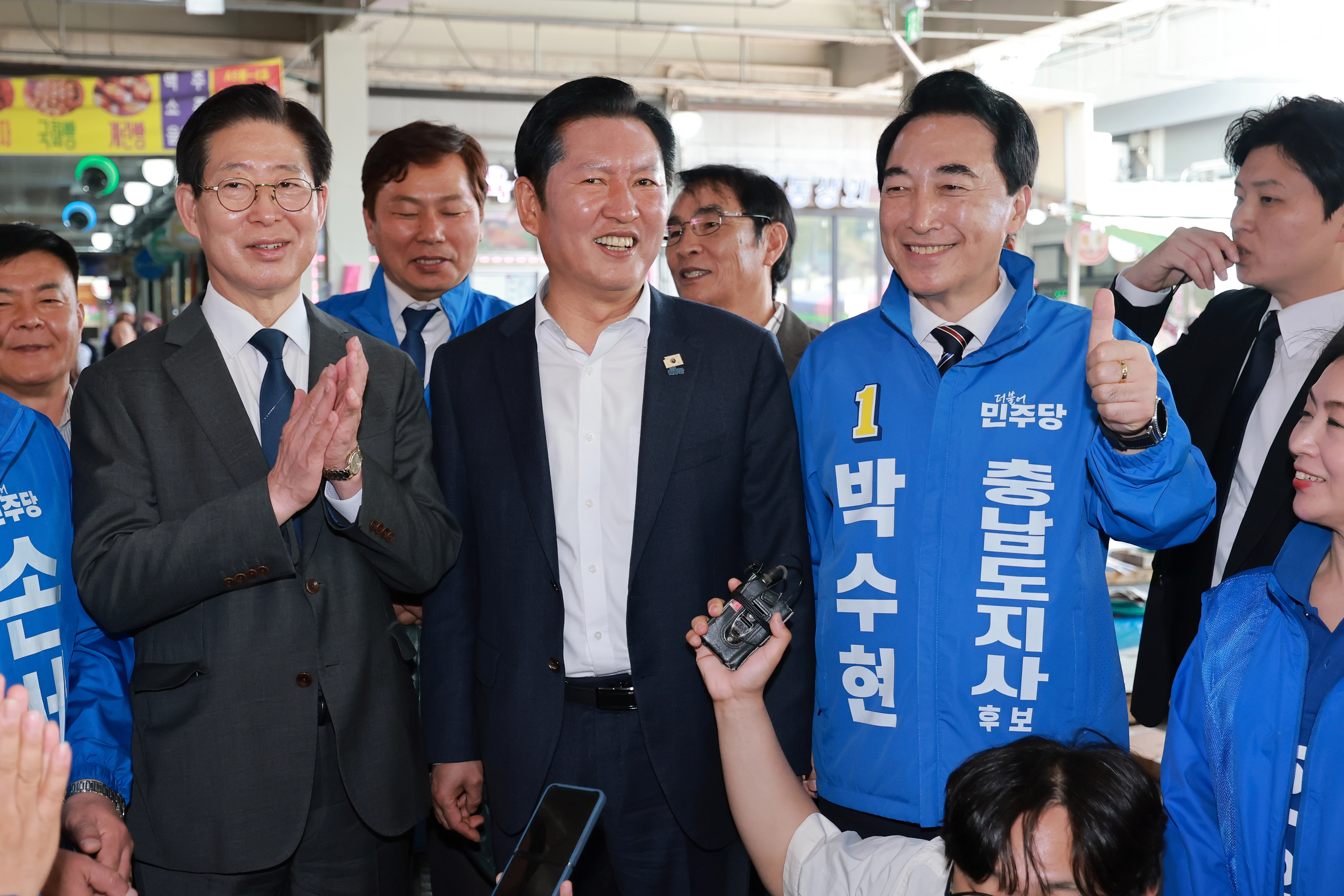 정청래(가운데) 더불어민주당 대표와 민주당 충남도지사 후보인 박수현(오른쪽) 전 수석대변인이 1일 충남 홍성전통시장을 방문해 연설하고 있다. 왼쪽은 박 후보와 경선을 치른 양승조 전 충남도지사. 연합뉴스